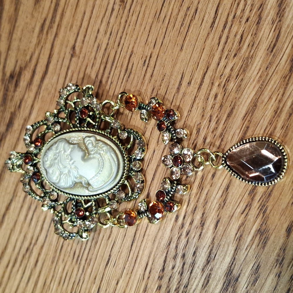 Vintage Style Cameo Brooch